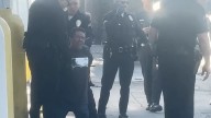 Detienen a un influencer mexicano en Los Ángeles en medio de un operativo de migración que termina a tiros