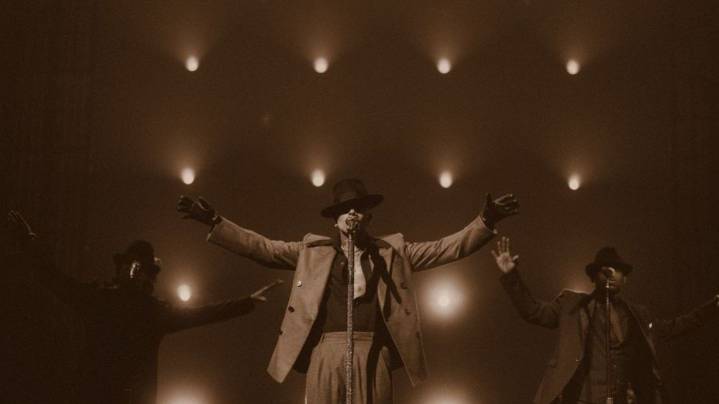 Rauw Alejandro desató tres noches de fuego latino con un show a lo Broadway en el Movistar Arena