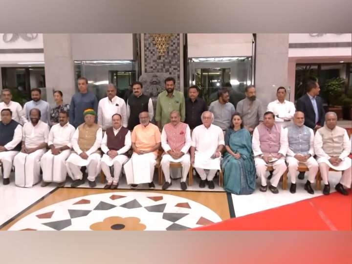 RS Chairman chairs meeting with Floor Leaders