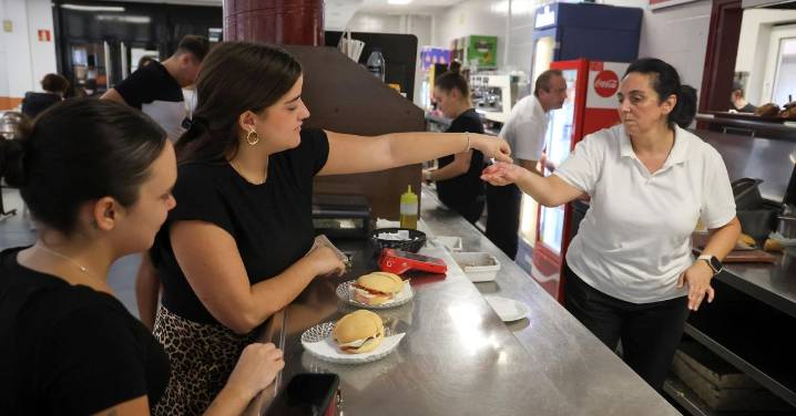 Desde hamburguesas vegetarianas a pan sin gluten o gazpachuelo: a qué precio y qué comen en la UMA