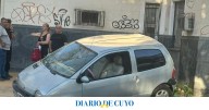 Fuerte choque en una peligrosa esquina terminó con un auto en la vereda