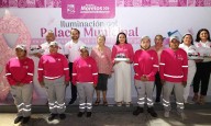 Entrega Blanca Merari prótesis mamarias e ilumina de rosa el palacio municipal