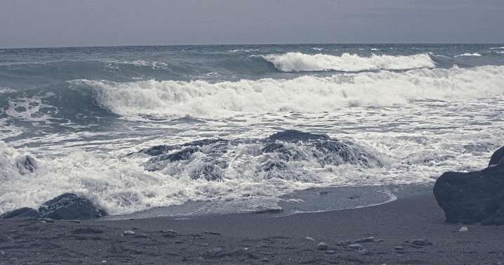 Localizan un cadáver flotando y en avanzado estado de descomposición en una playa de Almuñécar