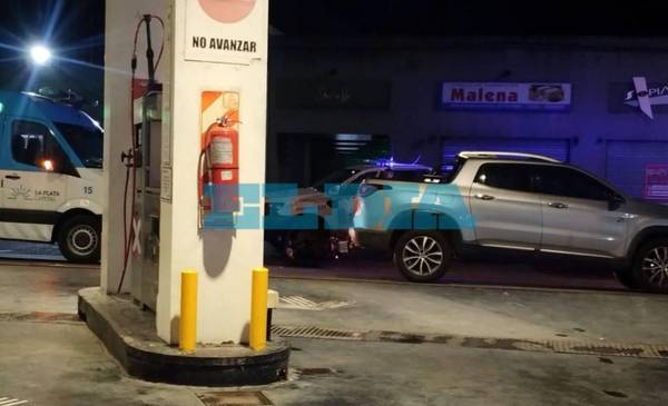 Un patrullero chocó a un motociclista en una estación de servicio de La Plata