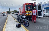 Se pasa señalamiento de alto en Eulalio y ocasiona accidente; hay un motociclista herido
