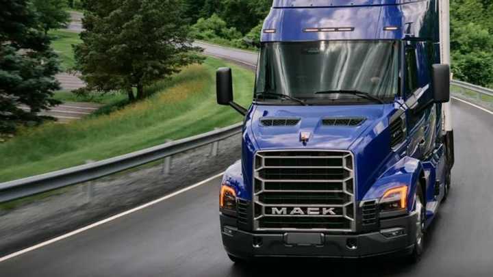Trump anuncia que los camiones importados en EEUU tendrán un arancel de 25% a partir de noviembre