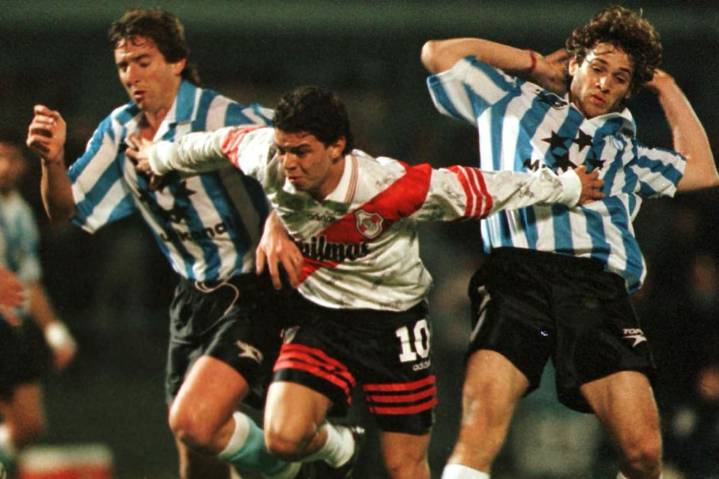 El clásico más añejo. River vs. Racing: uno domina el historial, el otro gana los cruces eliminatorios y hoy se sacarán chispas