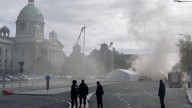 El presidente serbio califica de "atentado terrorista" y culpa a la oposición de un tiroteo frente al Parlamento del país