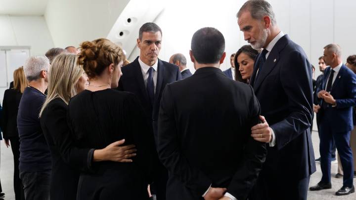 La bronca de las víctimas a Mazón marca el homenaje por la dana: «¡Que no te queremos los valencianos!»