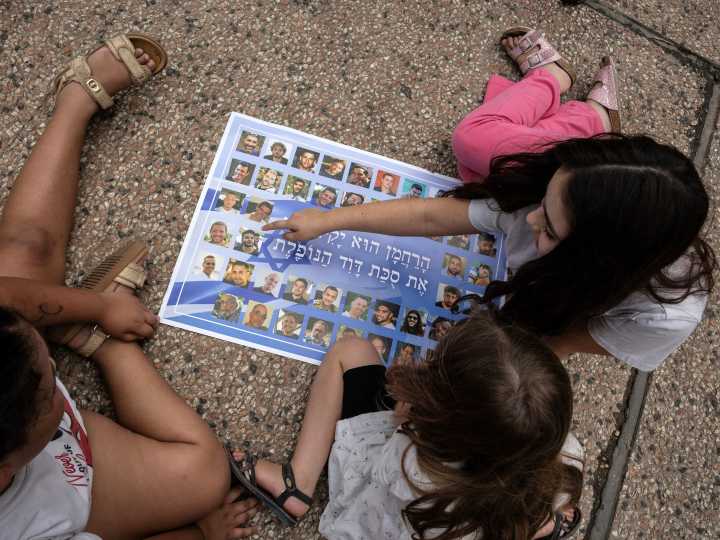Lo que se sabe sobre los rehenes que quedan en Gaza