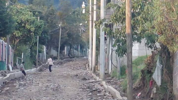 Lluvias afectan obra de pavimentación en la calle 5 de mayo de Hueyapan