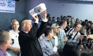 La Casa Blanca celebra el inicio de la NBA con la imagen de Trump lanzando rollos de papel en Puerto Rico