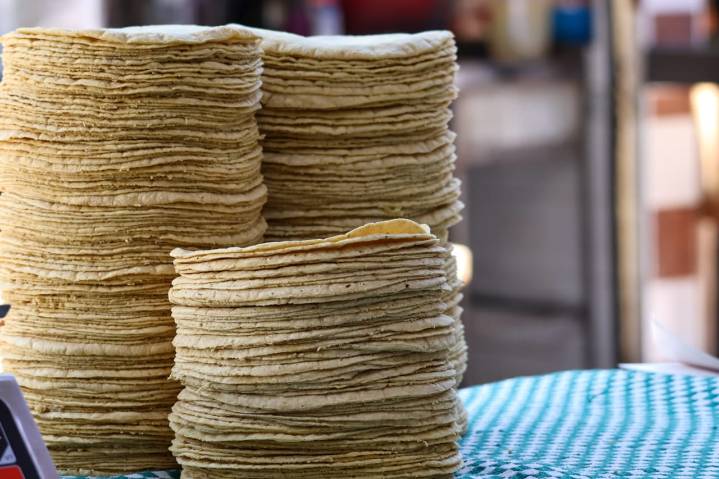 Hasta en 80 pesos el kilo de tortilla en la Sierra Norte