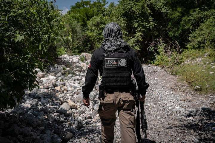 Detienen a sujeto con armas de uso exclusivo del ejército en la carretera Saltillo