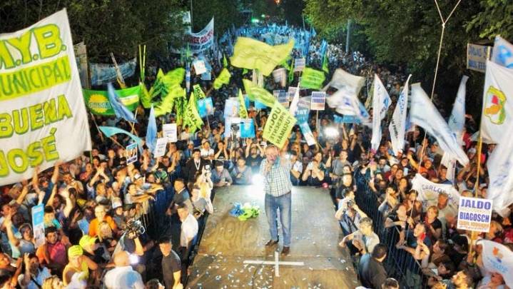 Multitudinario cierre de campaña electoral de Jaldo en la rotonda del pie del cerro en Yerba Buena