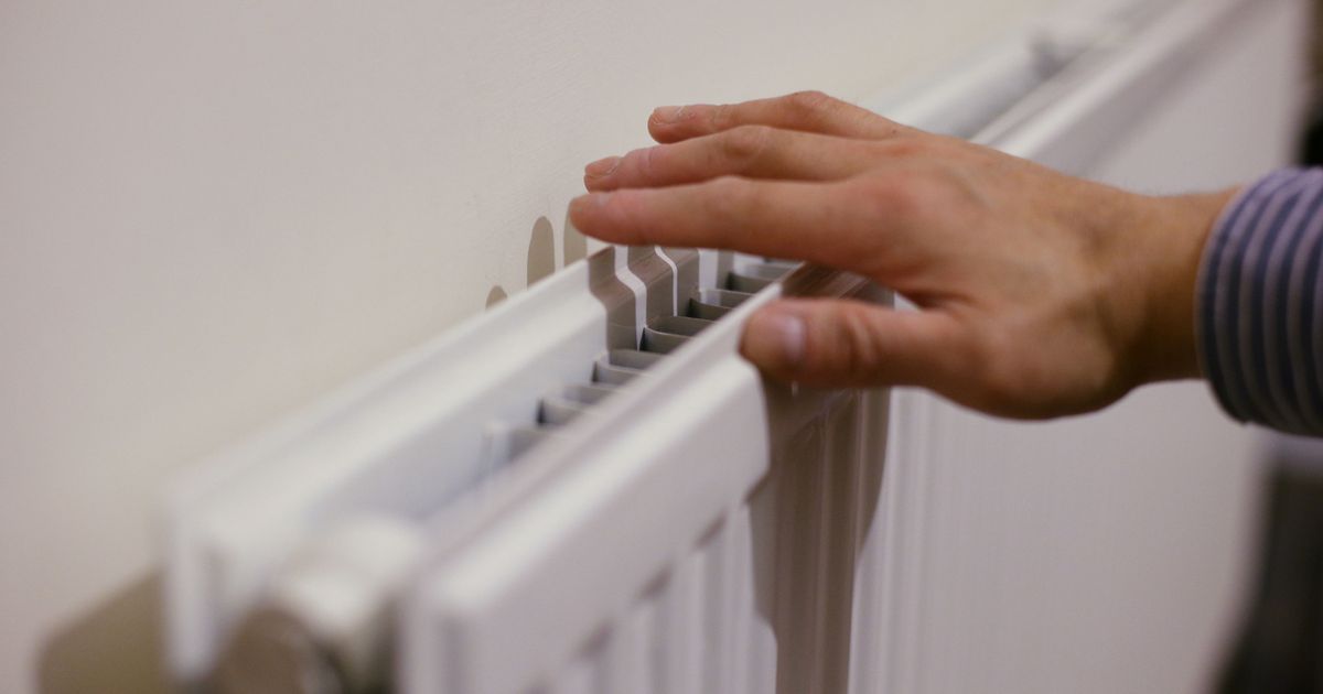 Expert says don't throw away crisp packets - use them to save on heating bills
