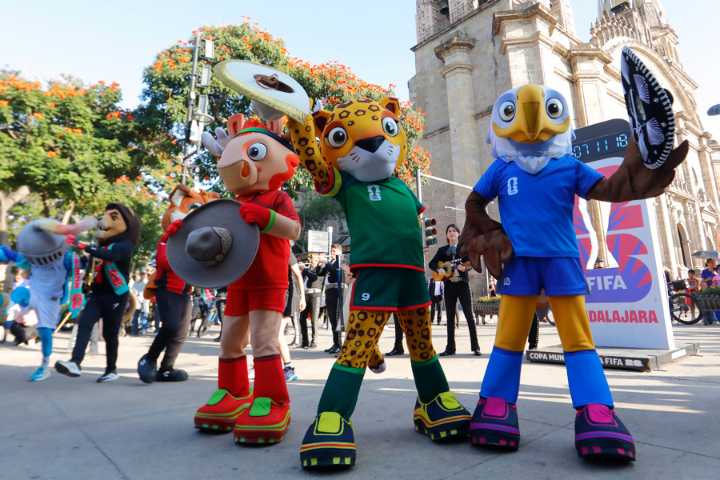 Las mascotas Zayu, Cluth y Maple son presentadas en la sede mundialista de Guadalajara