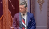 Pentágono responde con sarcasmo por la ‘corbata rusa’ de Pete Hegseth: “Se la compró tu madre”