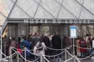 Millonario robo en el museo del Louvre en París: se llevaron nueve joyas de la colección de Napoleón