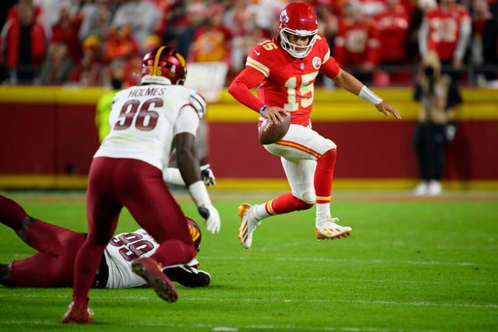 Mahomes, Hunt lead Chiefs to dominant 28-7 win over Commanders, their 9th straight in the series