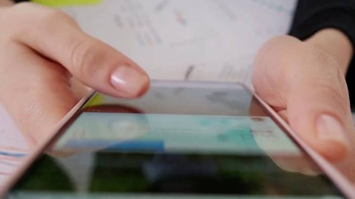 ICE estaría contemplando crear equipo para vigilar redes sociales las 24 horas del día