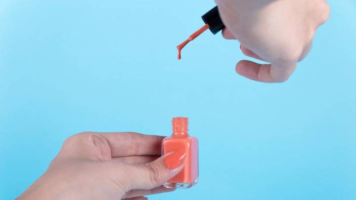 Tienen ingrediente prohibido: ISP ordena retirar del mercado estos 10 esmaltes de uñas vendidos en Chile