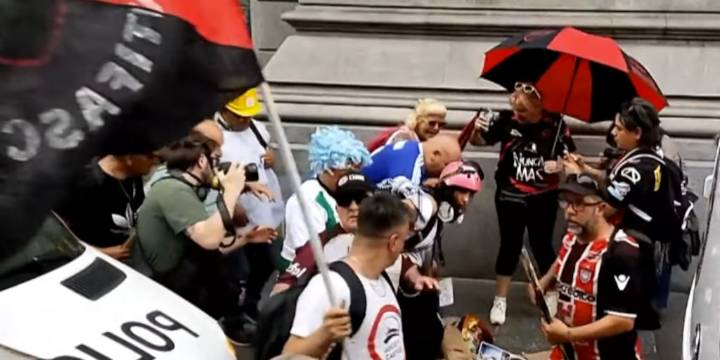La marcha de jubilados en el Congreso comenzó con incidentes: la policía aplica el protocolo antipiquetes