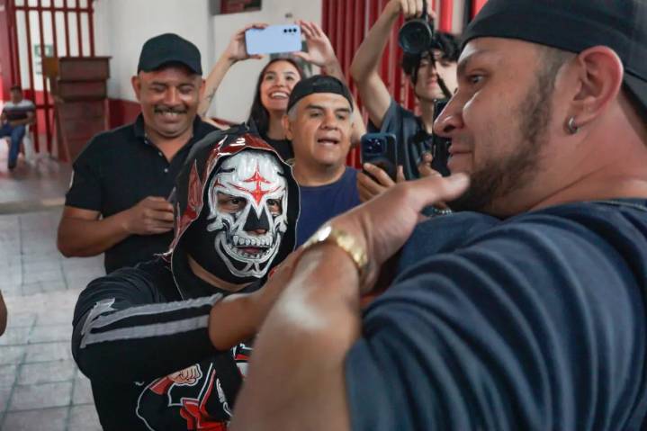 Luchadores conviven con el público previo a función de la CMLL en Morelia