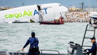 Dos muertos en Hong Kong al salirse de la pista un avión de carga
