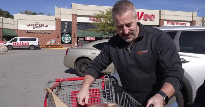 Community support fuels Omaha man's mission to deliver food to unpaid TSA agents