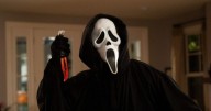 Surgen denuncias contra maestra que intimó con menores que usaban máscaras de Scream