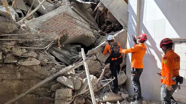 No hay señales de vida en internado derrumbado en Indonesia
