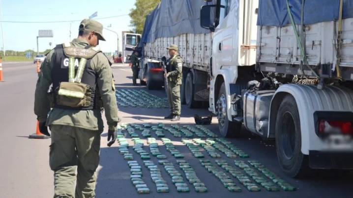 Ruta 11: interceptaron dos camiones que llevaban escondidos 129 kilos de hojas de coca