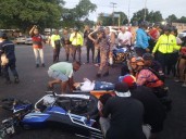 Colisión entre moto y vehículo deja dos personas heridas de gravedad