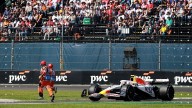 Liam Lawson casi atropella a dos comisarios en el GP de México