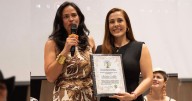 Victoria Castillo, gerente de la Fábrica de Licores del Tolima, recibe nuevo reconocimiento por su liderazgo
