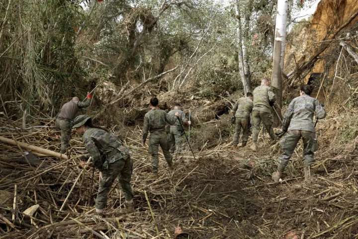 Investigan si un cadáver hallado en Manises sepultado bajo el barro es el de uno de los tres desaparecidos de la dana