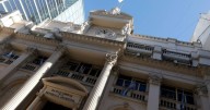 Argentina y EE.UU. firman un "swap" financiero por u$s 20.000 millones para apuntalar el peso