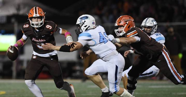 Jake Nawrot throws 3 touchdowns, runs for 2 more as Hersey stuns Prospect in fourth quarter