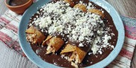 Prepara enfrijoladas con ingredientes ricos en proteína, la receta ideal para desayunar en casa