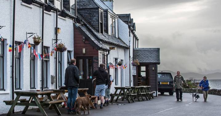 'Legendary' seaside inn is best pub in the Highlands - but getting there is 'petrifying'