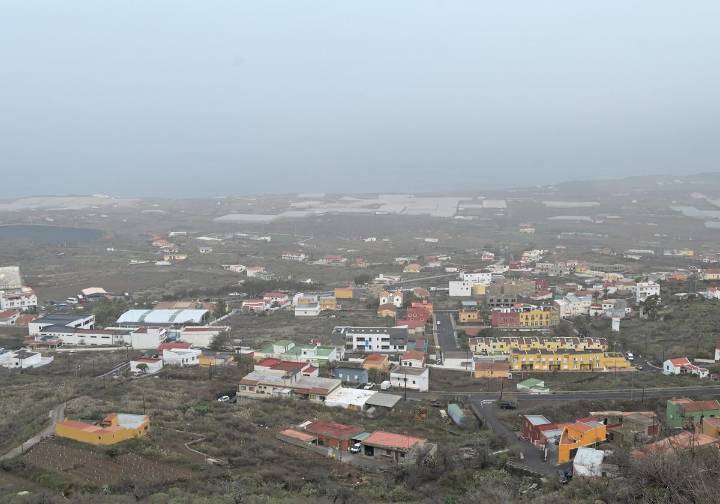 3.000 euros por una maceta en el balcón y una policía «inviolable»: la ordenanza que agita a un municipio de El Hierro