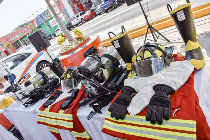 Bomberos de San Francisco estrenan trajes y equipos de rescate de última generación