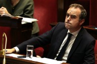 Primer ministro francés suspende reforma de pensiones para evitar colapso del gobierno