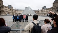 Un robo por encargo, primera hipótesis de este golpe en el Louvre: la policía sigue buscando a los ladrones