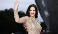 Rosalía responde a críticas tras dejar ver vello en sus axilas durante Semana de la Moda de París