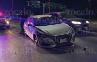 Conductor brinca boyas en V. Carranza y causa daños en su auto