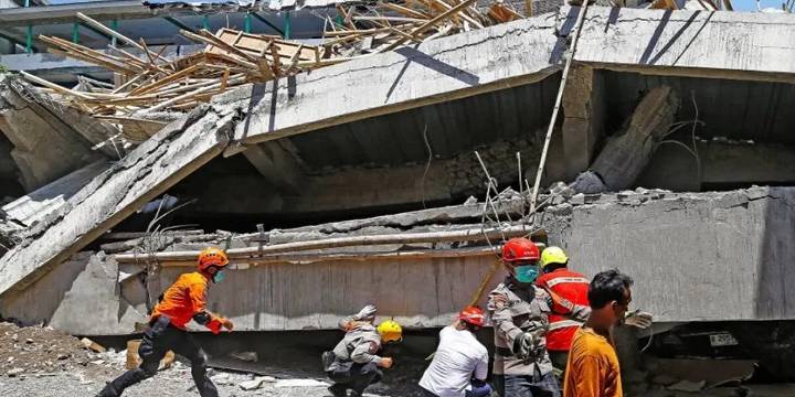 Sin señales de vida en internado derrumbado en Indonesia