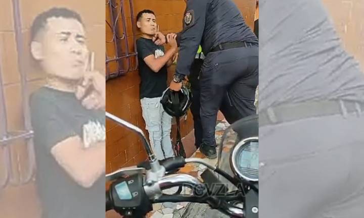 ¡Brutalidad en Caracas! Policías golpean a joven con casco y cachetean en plena calle (+Video)