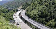 Encuentran una moto en la autovía de Pontevedra y a su conductor muerto en el mar, a 30 metros del lugar del accidente